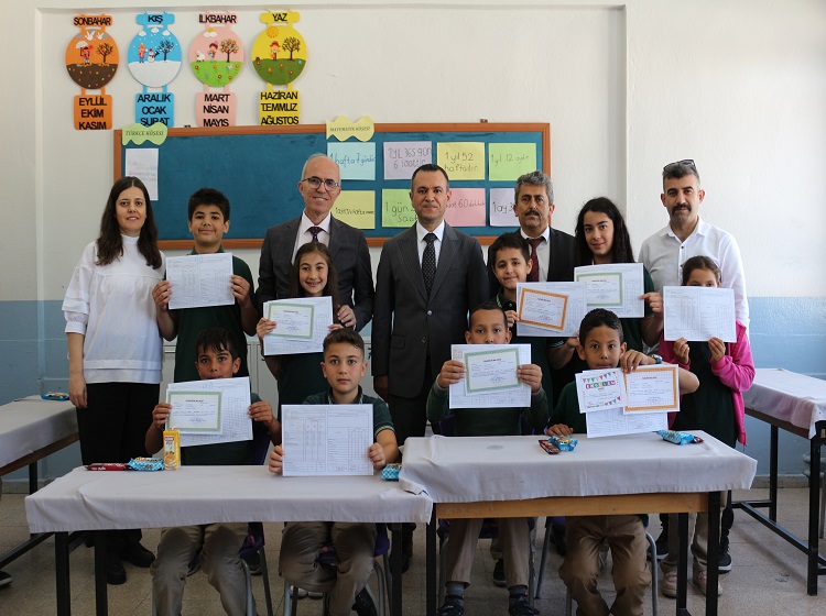 KAYMAKAMIMIZ MUHAMMET FUAT TÜRKMAN ÖĞRENCİLERİN KARNE HEYECANINA ORTAK OLDU